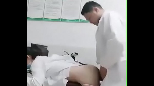 Anh bác sĩ doggy địt nữ y tá